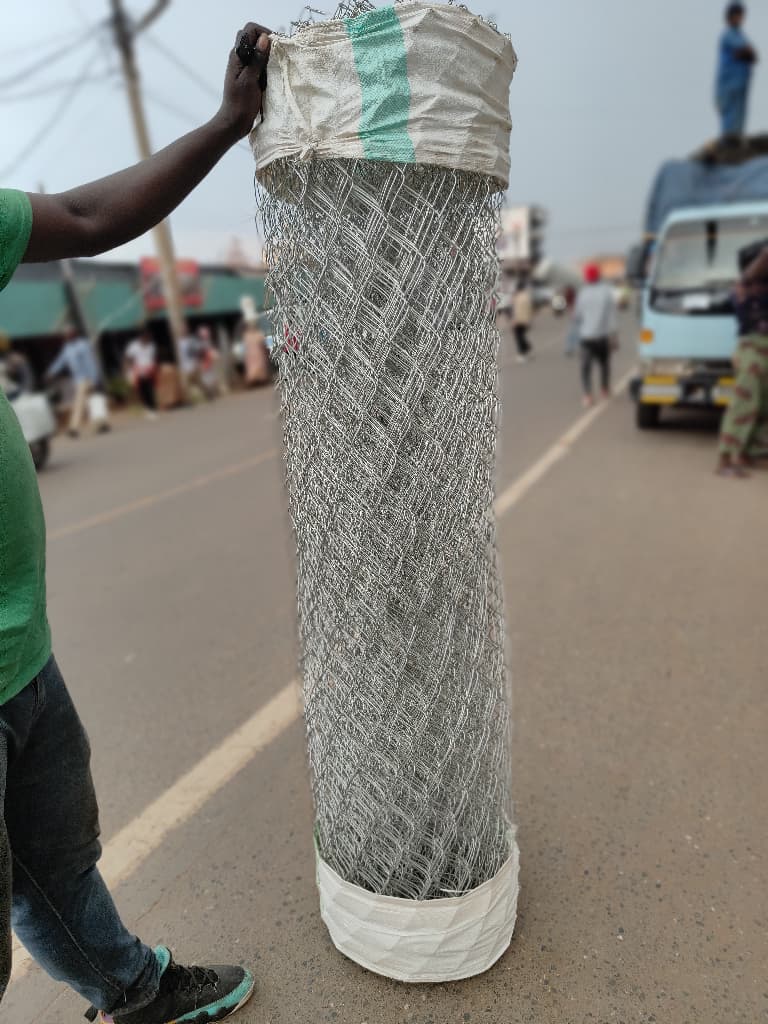 Heavy-Duty Galvanized Chain Link Fence Mesh – Durable Security Wire Fencing Roll (Outdoor Use) 16m